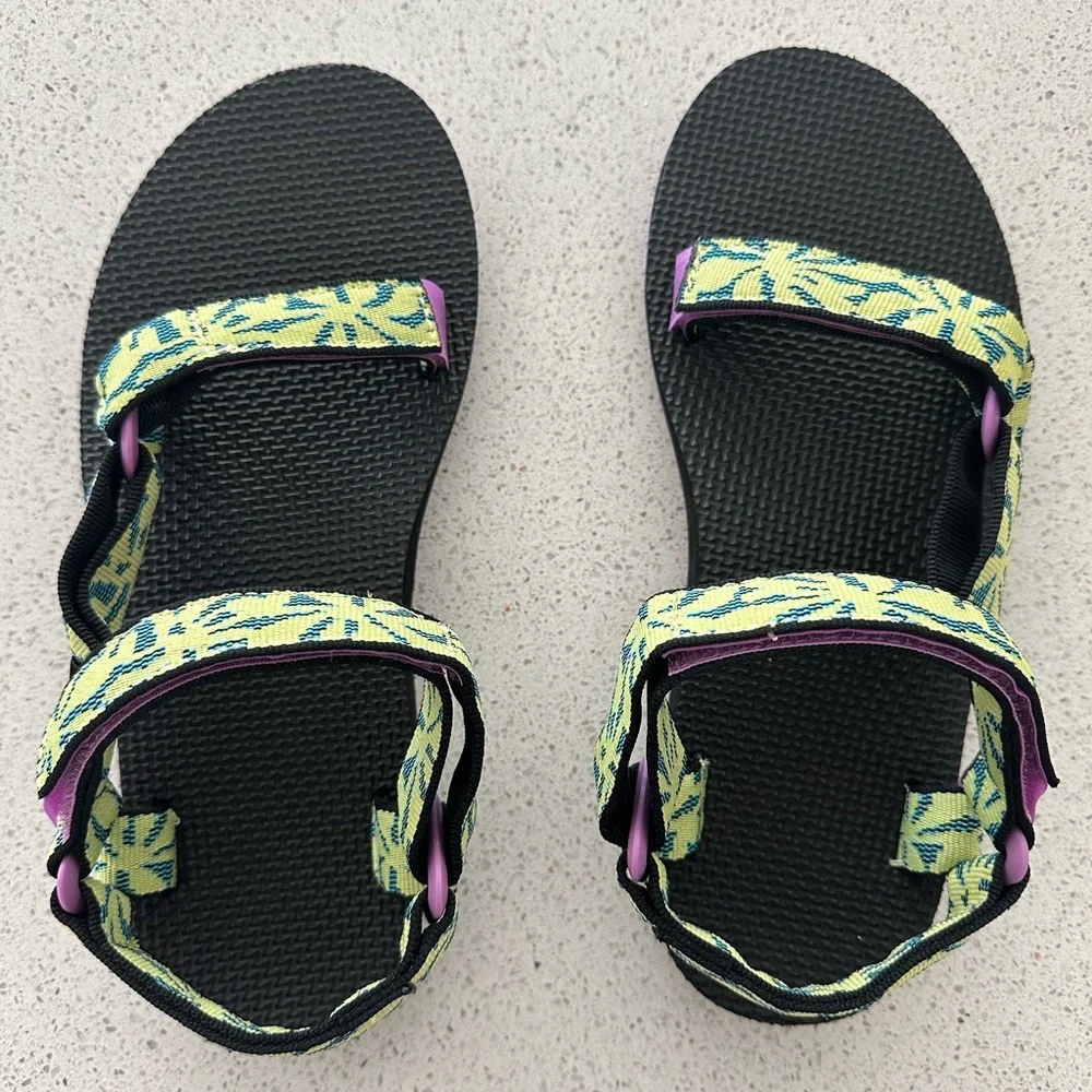 Teva Black Sandals w/ Green Leaf Design. Woman’s size 7. New in box. - Picture 4 of 6